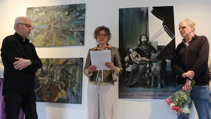 Vlnr: Ton Hardeman (links) en Rinke Nijburg, met in hun midden kunstenares Gerda ten Thije die de expositie zaterdag opende.