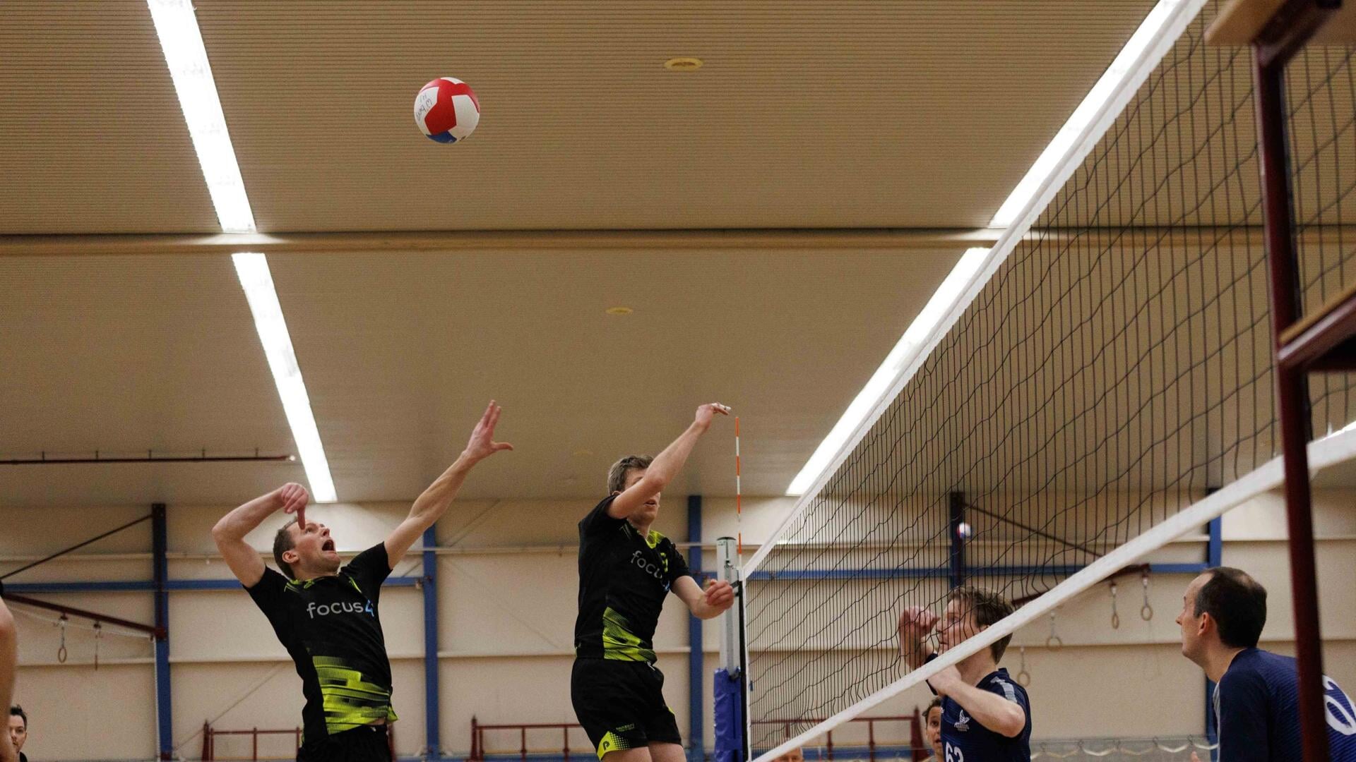 De Woudenbergse volleybalheren hadden afgelopen zaterdag weinig moeite met de tegenstander uit Nijmegen.