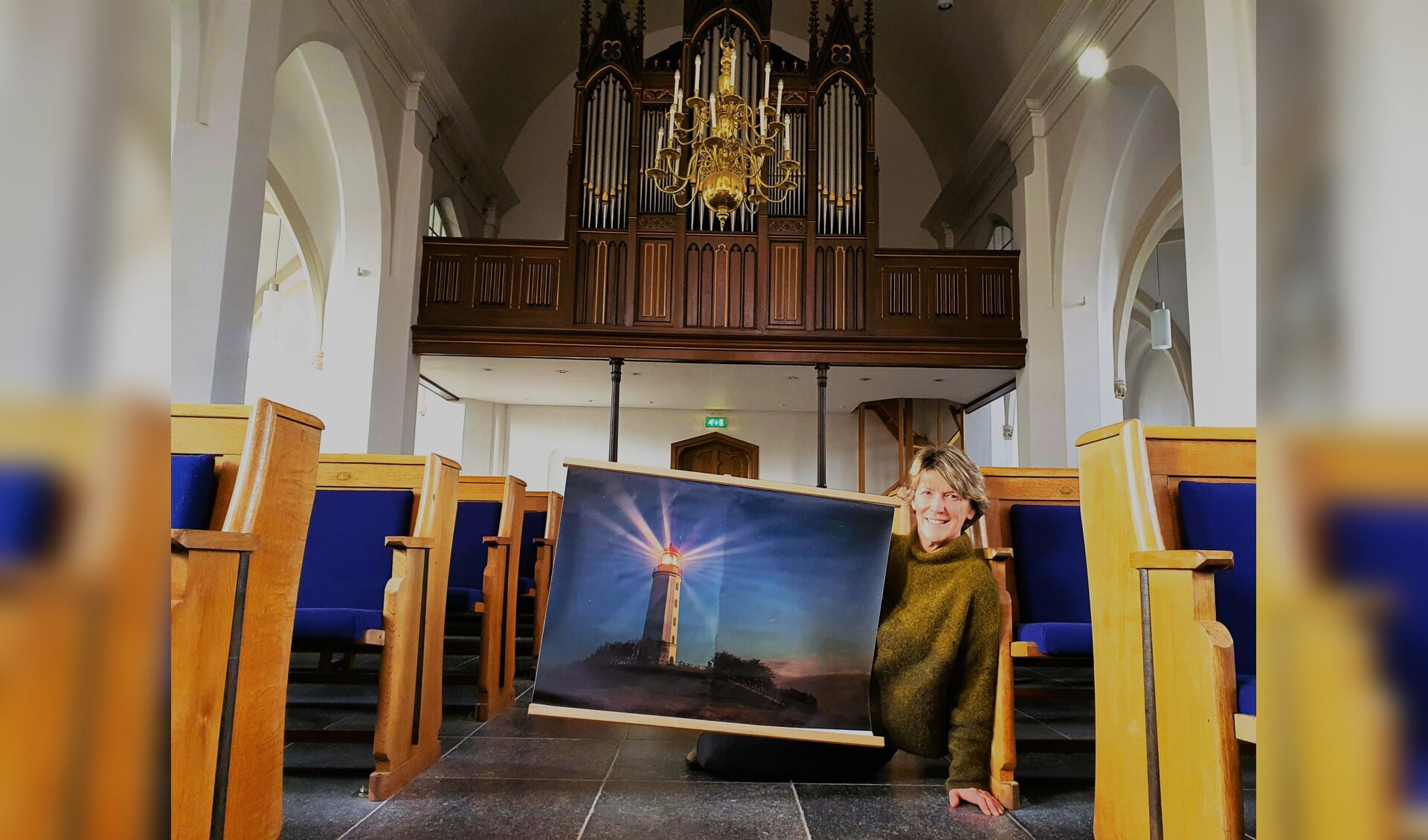 Voorganger Anne Verbaan toont een afbeelding van de vuurtoren die een belangrijke rol speelt tijdens de Paasmorgen.