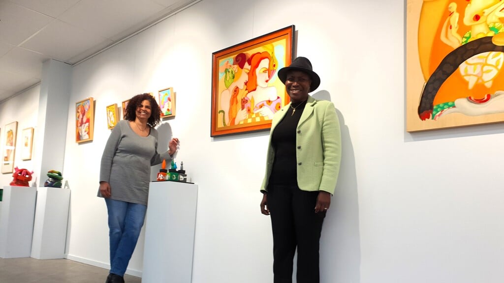 Galeriehoudster Bénédicta van Wijk-Akpaca (rechts)  en vrijwilligster Henna van Maanen nodigen iedereen uit om op 6 april het éénjarig bestaan van de Galerie te komen vieren.