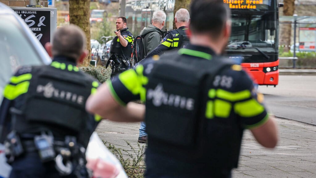 Grote-politie-inzet-in-centrum-Amstelveen-na-melding-van-persoon-met-verdacht-pakketje-in-bus