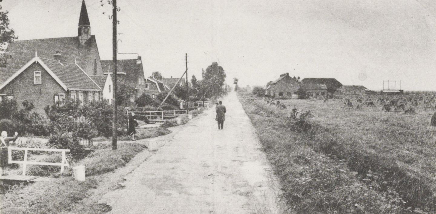 Aalsmeerderweg, met links de hervormde kerk van dominee Swets. De boerderij rechts is van boer Knoop.