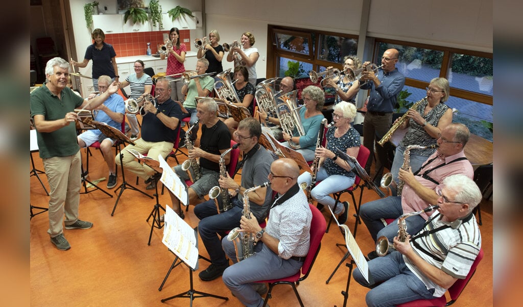 Het Recreanten-Orkest van Muziekvereniging Caecilia bereidt zich voor op het lenteconcert.