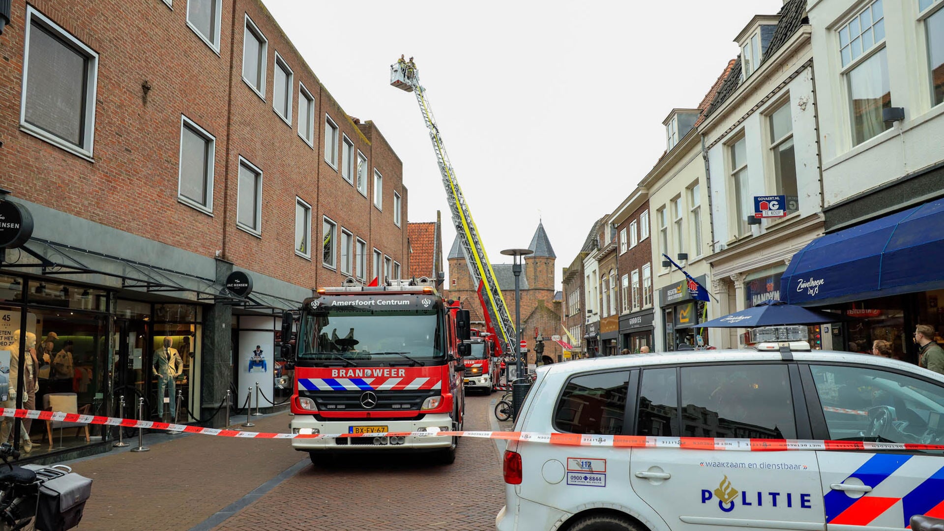 Vanwege de sterke brandlucht werd de Langestraat enige tijd afgesloten.