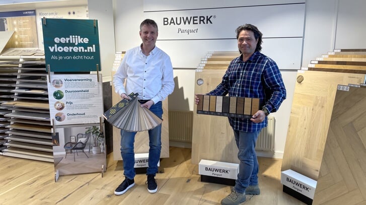 Pieter van Es en Franky de Jong presenteren diverse kleuren houten vloeren.