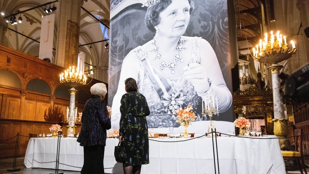 Prinses Beatrix bij de tentoonstelling 'De eeuw van Juliana' over haar moeder in de Nieuwe Kerk in Amsterdam.