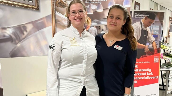 Paris Koeleman (rechts) won goud als beste gastvrouw. Collega-studente Rosanne Bos van het ROCvA (links) won zilver bij de koks.