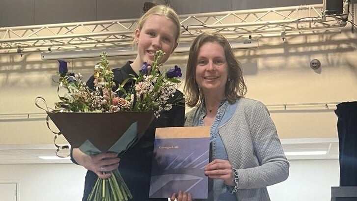 Danielle krijgt haar diploma uitgereikt door mevrouw Middelkoop (praktijk groen docent)