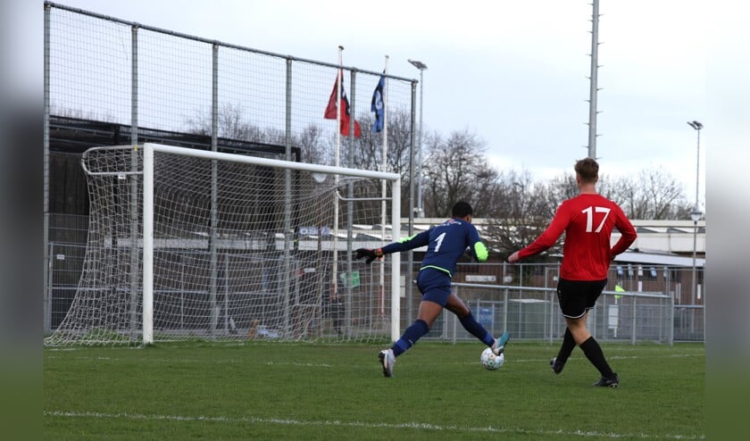 Spits Nick van Nieuwkerk scoort de belangrijke 1-0 voor SvO.