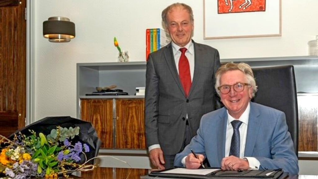 Geert van Rumund, de nieuwe (interim) burgemeester van Brummen samen met de Commissaris van de Koning Henri Lenferink