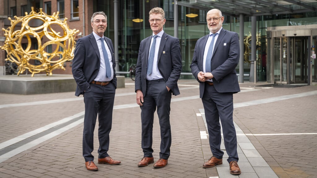 Eibert van den Brink, Arnold Nijholt en Dick van Asselt (van links naar rechts) nemen afscheid van de gemeente Barneveld.