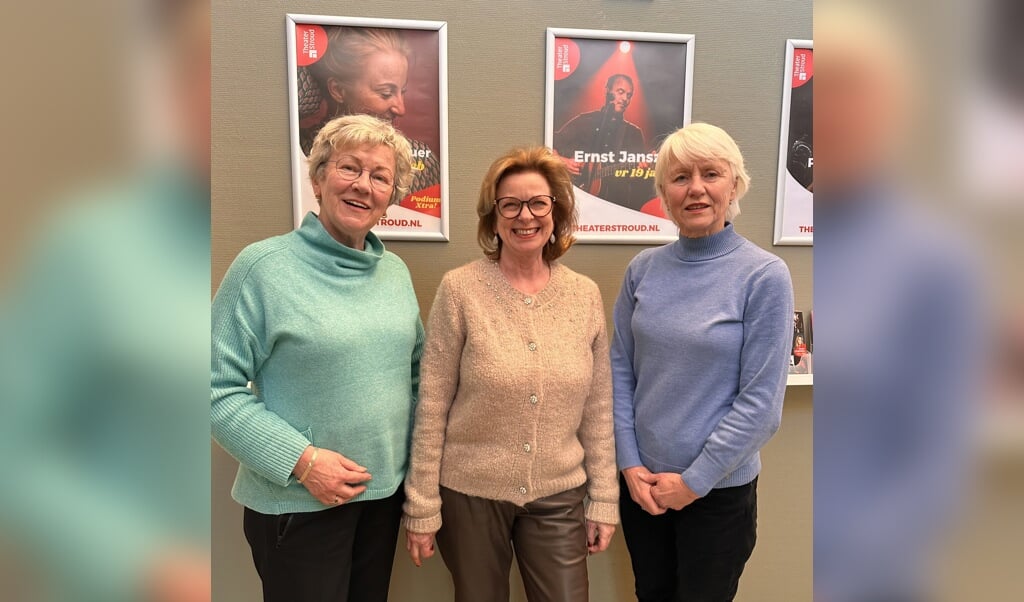 De gastvrouwen van de Theatertafel, Diny, Sylvia en Ria (vlnr) zorgen voor een warm welkom voor de bezoekers van Theater Stroud