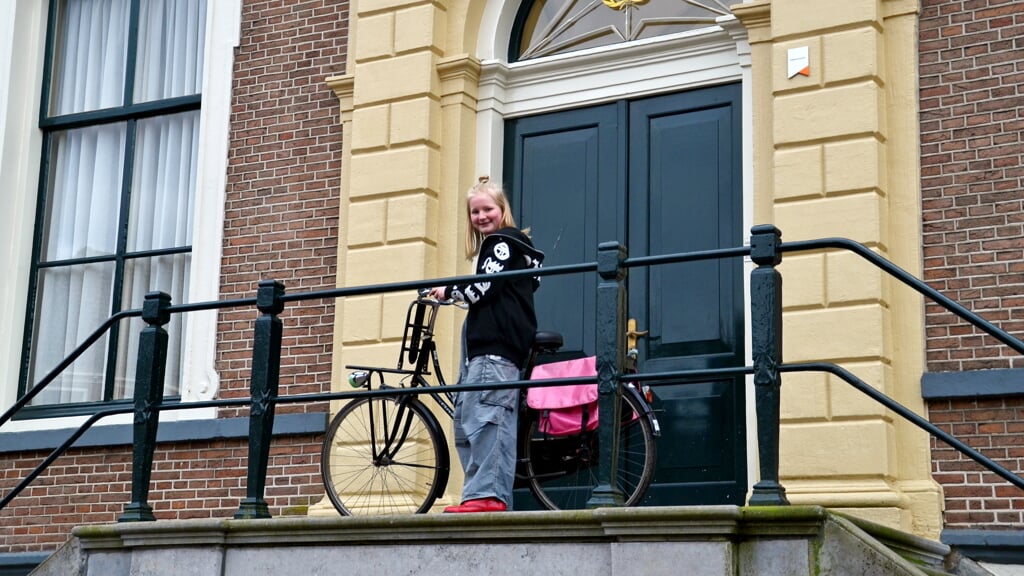 Kinderburgemeester Janne de Kanter laat zien waar het op Koningsdag allemaal gaat gebeuren met de fiets, maar dan wel versierd....