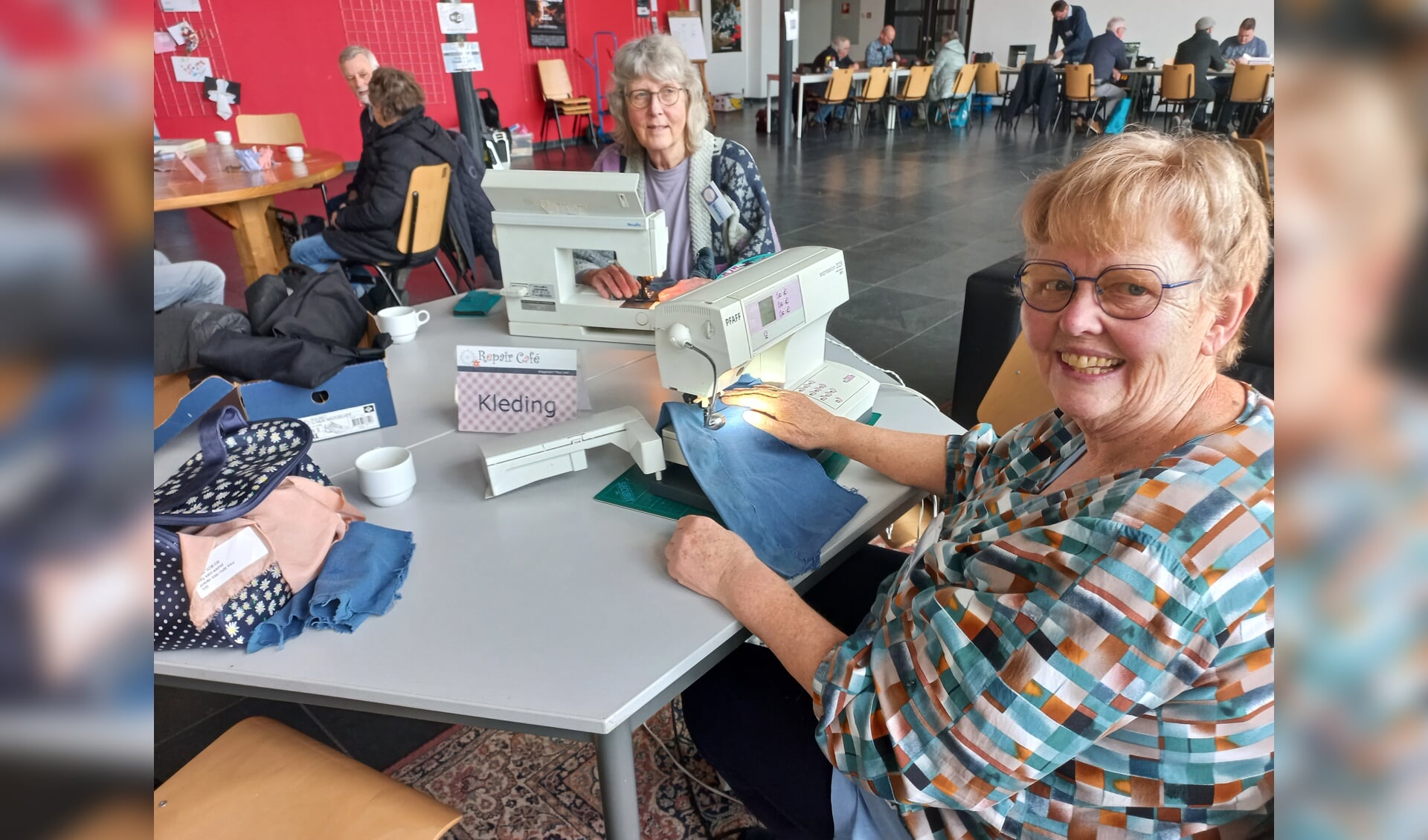 Gre Mansvelder (rechts) en Marian van de Werken achter hun naaimachines