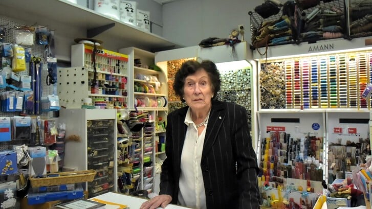 In haar kleurrijke winkeltje in Heelsum is de 96-jarige Miep Gros dagelijks aanwezig.