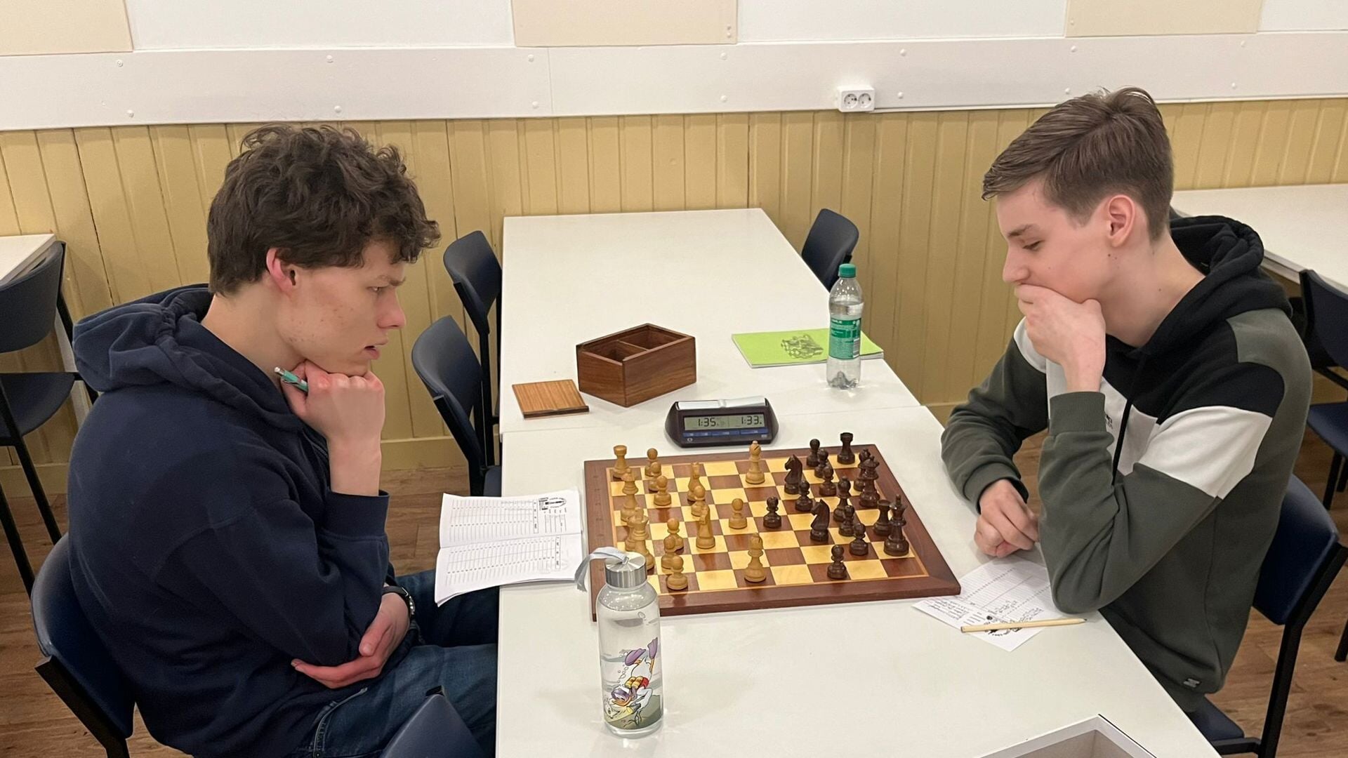 Fabio de Moor (links) en Oscar Burger in een intens schaakgevecht.