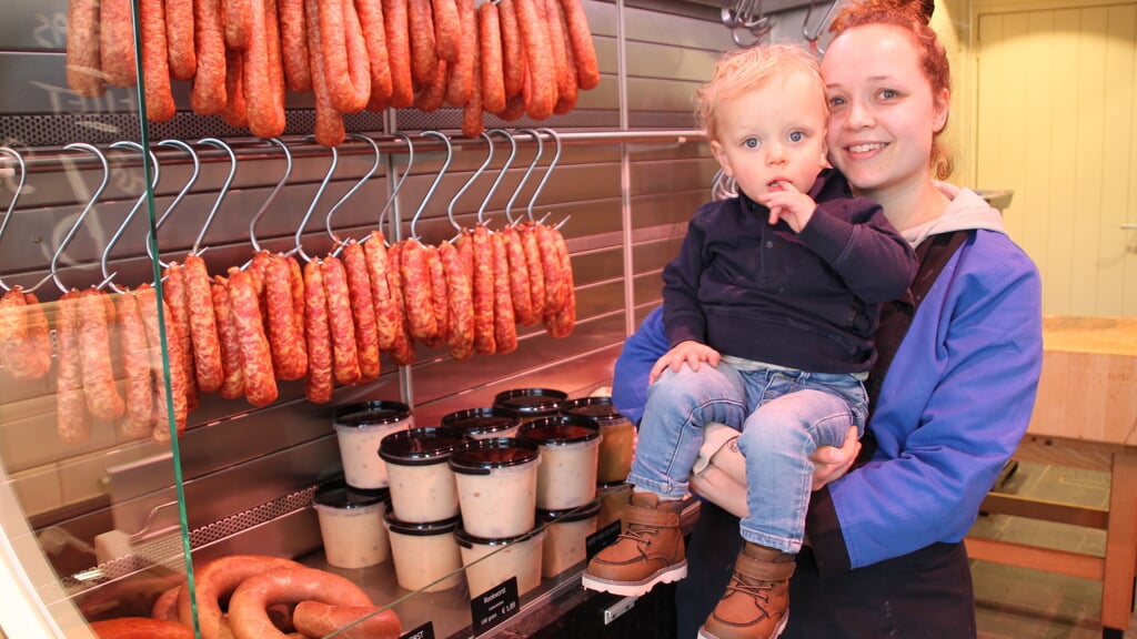 Demy en Guus, dochter en kleinzoon van Gert Jan en Elly, in de Veense slagerij.