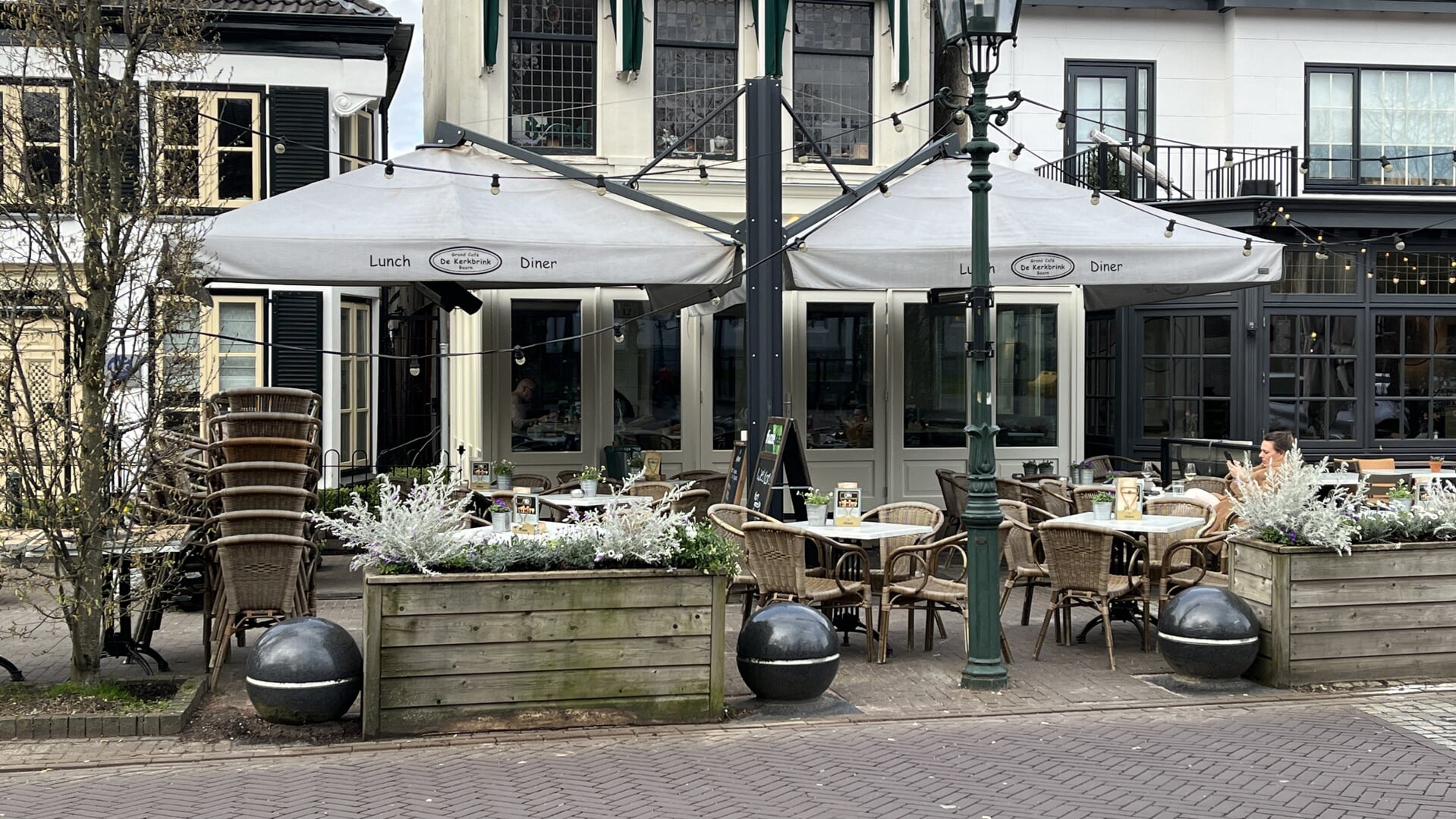 Het terras van grand café De Kerkbrink is klaar voor Pasen.