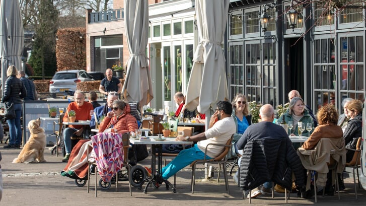 Terwijl timmerman Bram van aannemersbedrijf Oosterbroek druk is met de afbouw van grand cafe de Kerkbrink, zitten op de achtergrond deels bij het Dorsthuys veel gasten.
Ook de Kerkbrink heeft het terras om de bouwvakkers uitgezet.