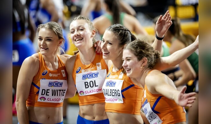 Lisanne de Witte, Femke Bol, Eveline Saalberg en Myrte van der Schoot in actie op de 4x400 meter estafette series.