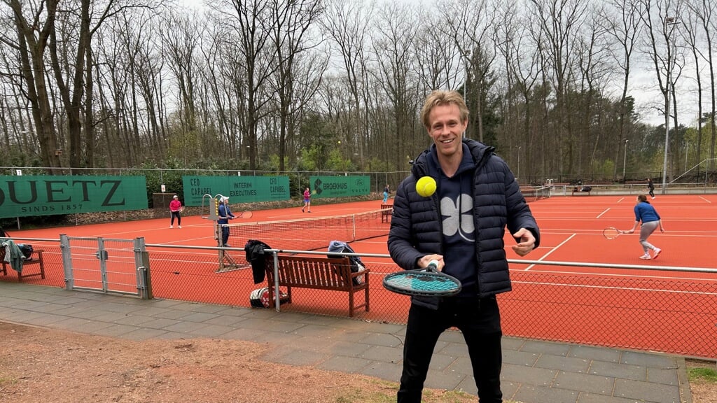 Mattheo Knoop bij de tennisbanen van Shot in Zeist.