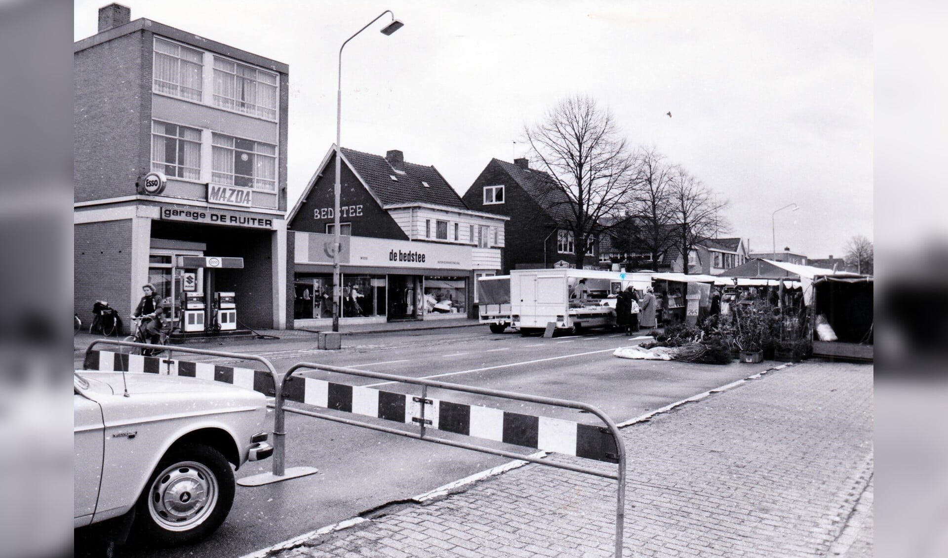 Beeld van de markt zoals die in de jaren zeventig was op de Rademakerstraat.