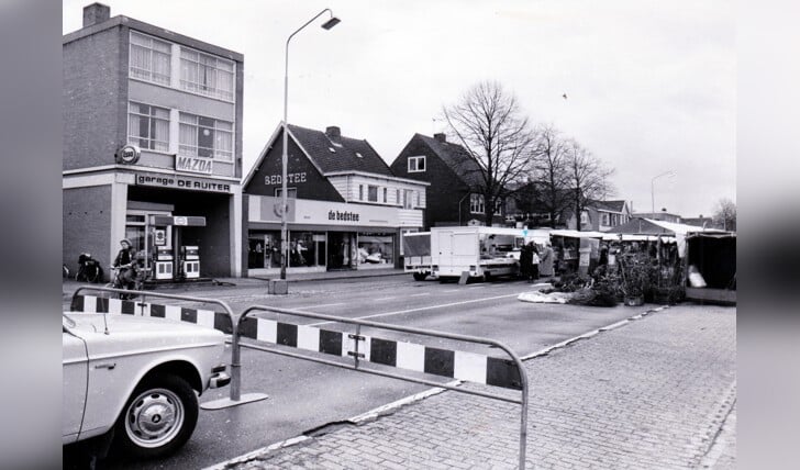 Beeld van de markt zoals die in de jaren zeventig was op de Rademakerstraat.