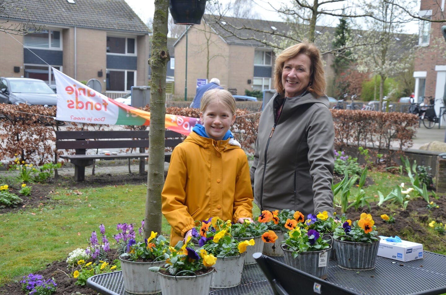 De tuin bij het E&E wordt lenteklaar gemaakt