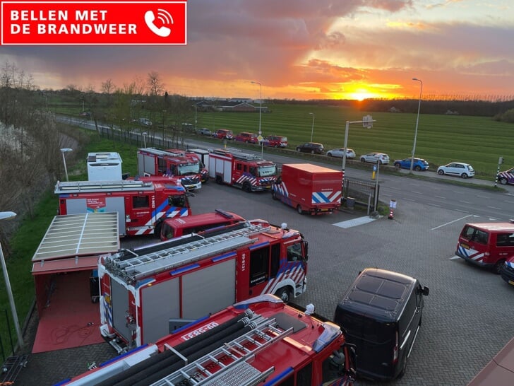 Dubbel imponerend: al die brandweerwagens op bezoek samen met de ondergaande zon in de Kromme Rijnstreek