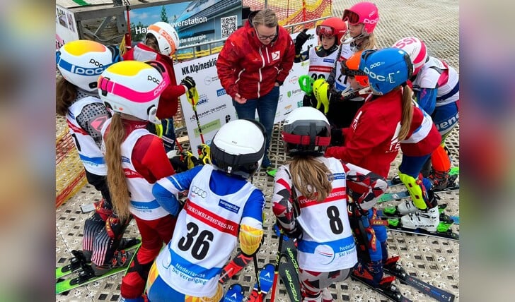 Coaching van de wedstrijd skiërs van skiteam Nieuwegein voor de wedstrijd