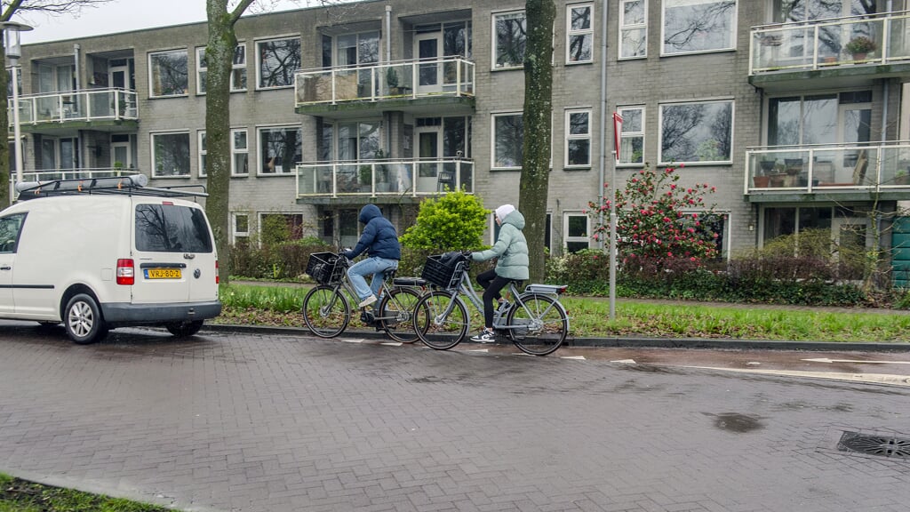 Automobilisten en andere weggebruikers worden verrast door de invoegstrook waar fietsers vandaan komen op de Hamseweg in Hoogland.