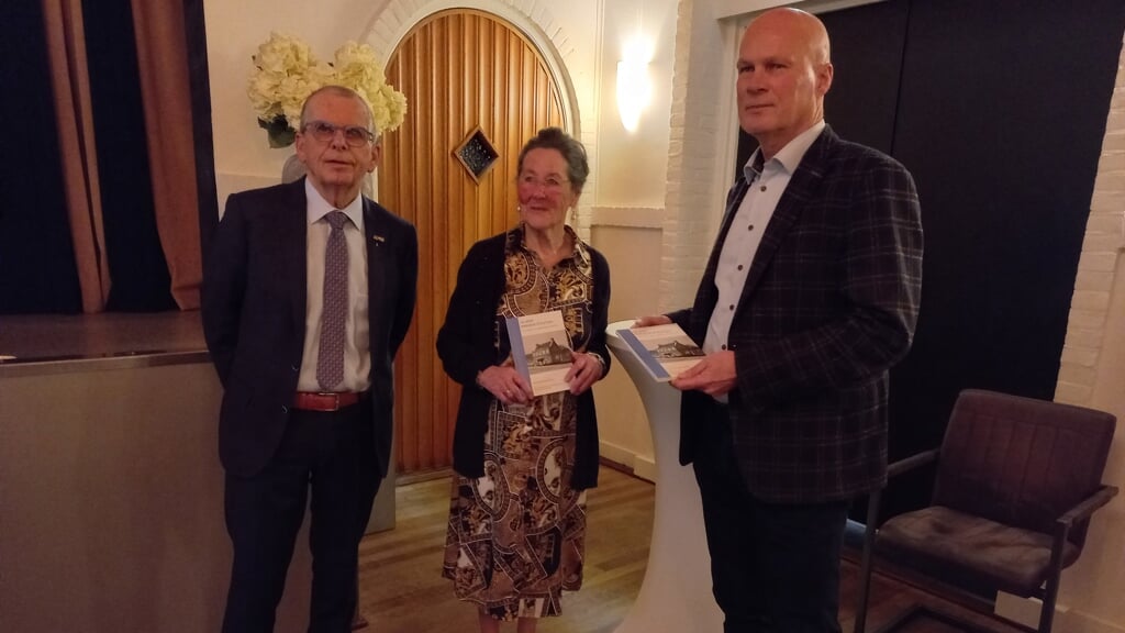 Auteur Peter van Wijngaarden met Ria Schoonhoven en René Biesheuvel 