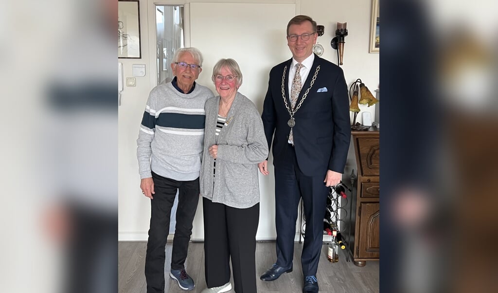 Het echtpaar Albert en Ursula Vetkamp kreeg op woensdag 20 maart bezoek van burgemeester Gert-Jan Kats vanwege hun briljanten huwelijk.
