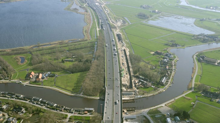 Werkzaamheden langs de A9 bij Ouderkerk vanuit de lucht in maart 2024.