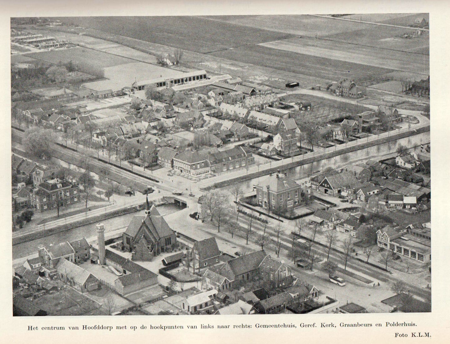 Een overzicht van het centrum van Hoofddorp rond 1924.