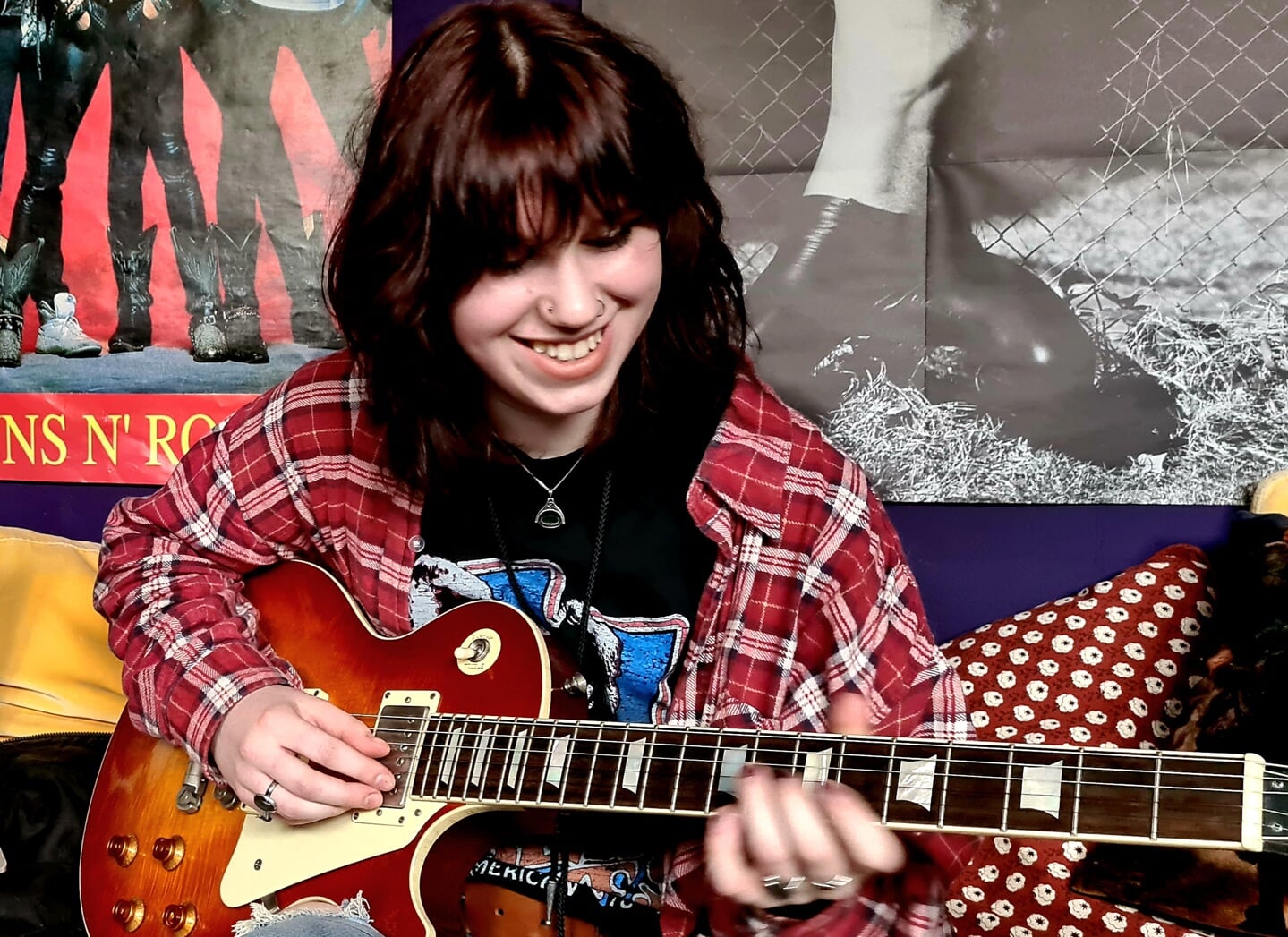 Als autodidact leerde Mayla de beginselen van het gitaarspelen