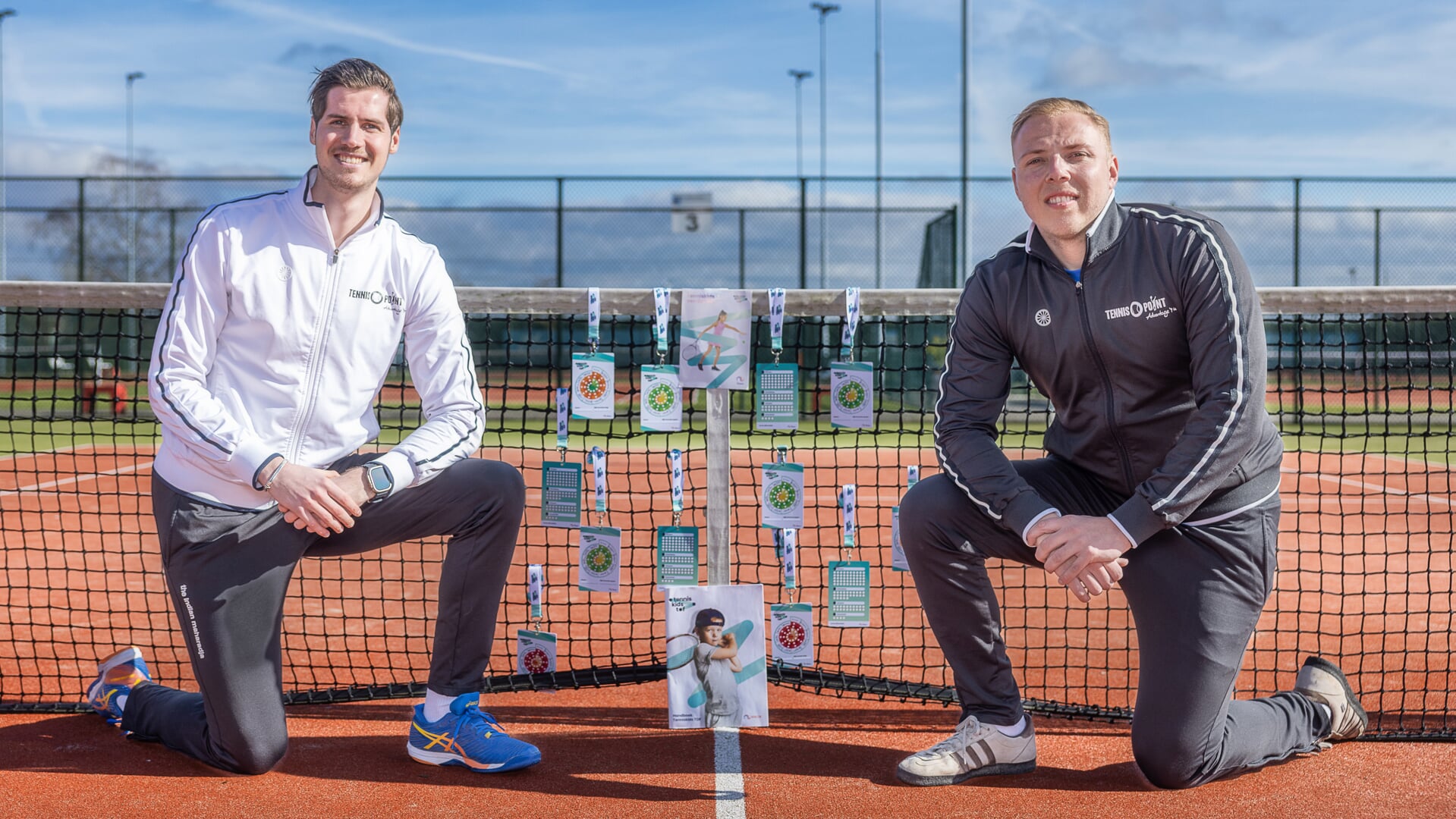 Sem Middelhoven en Remco van Ewijk zien graag dat meer kinderen gaan tennissen.