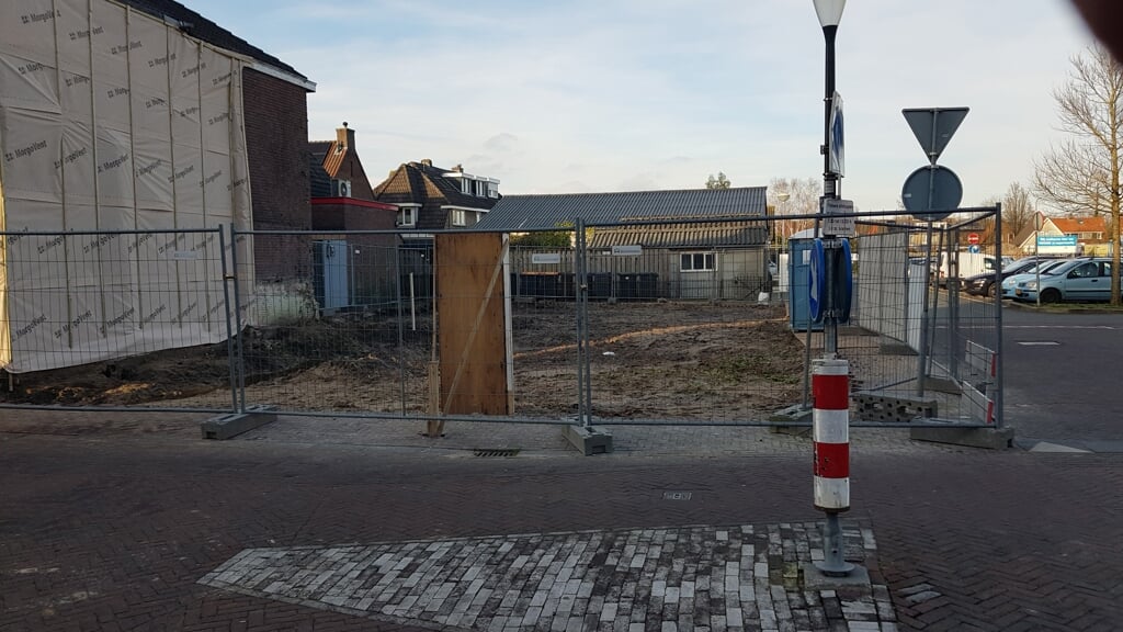 De raad hoopt dat er snel nieuwbouw plaatsvindt op de locatie van het afgebroken pand op de Dorpsstraat hoek Kostverloren. 