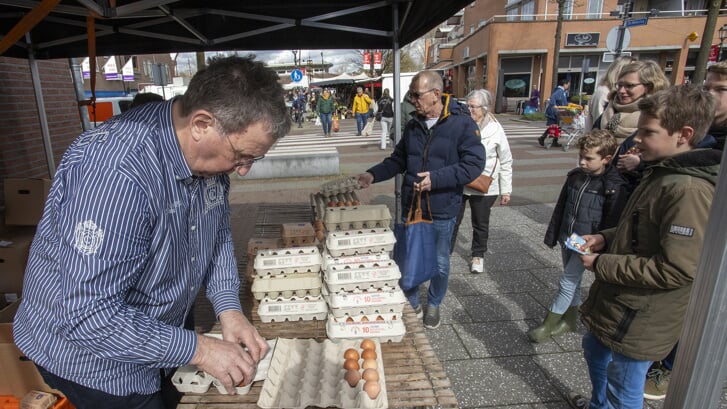 Het uitdelen van eieren vlak voor de Paasdagen op de markt in Hoevelaken.