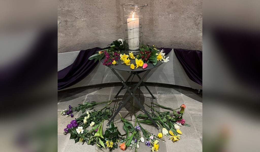 Bloemen leggen onder 't kruis in de Oude Kerk