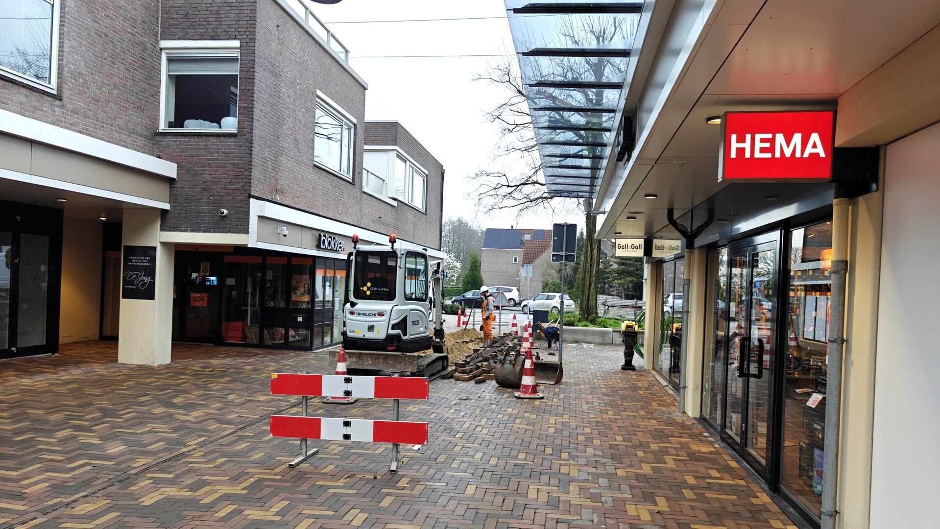In winkelcentrum de Ellekoot in Veenendaal wordt de laatste hand gelegd aan het leggen van de glasvezelkabels.