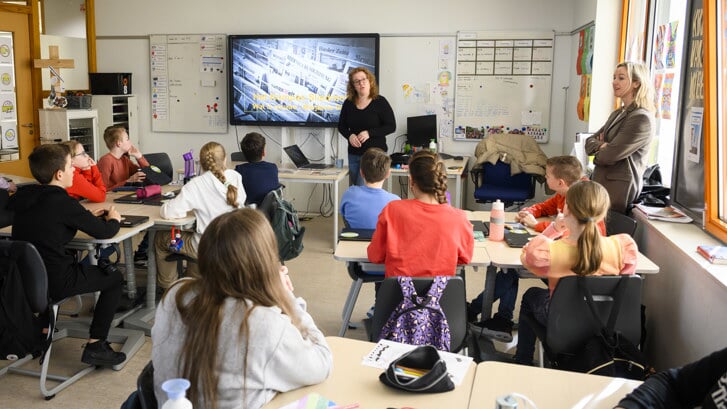 Kompasjournalist Marjanne Dijkstra gaf maandag twee gastlessen op de Anne de Vriesschool.