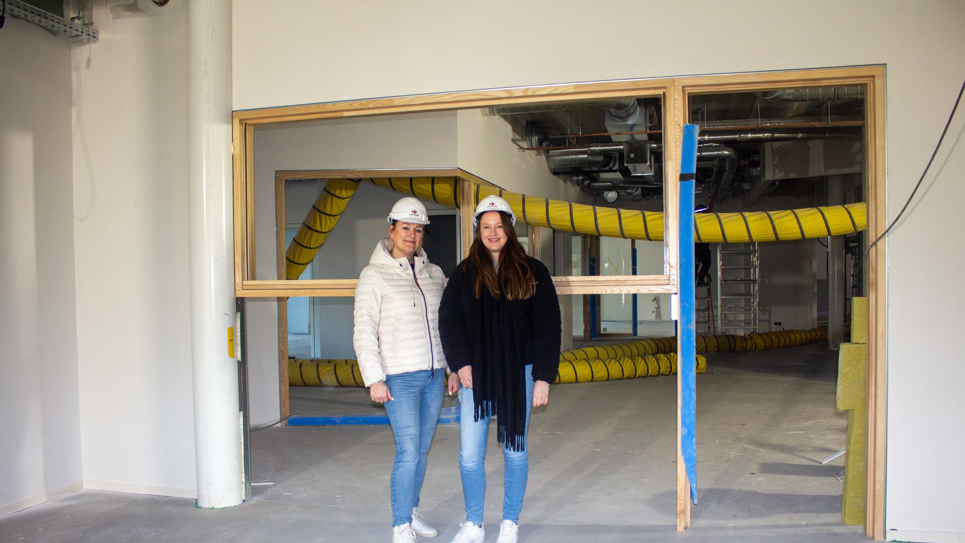 Suzanne de Liefde en Fleur Groen nemen alvast een kijkje in het nieuwe gebouw van IKC Van Harte.