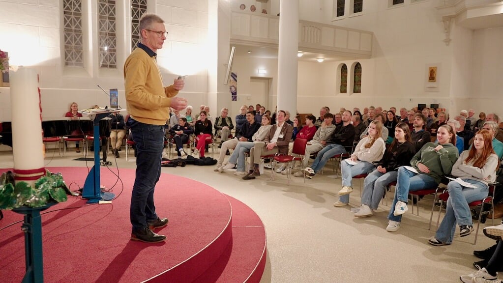 In een volle zaal van de Paaskerk luisteren vele Baarnaars naar Bart van den Hurk.