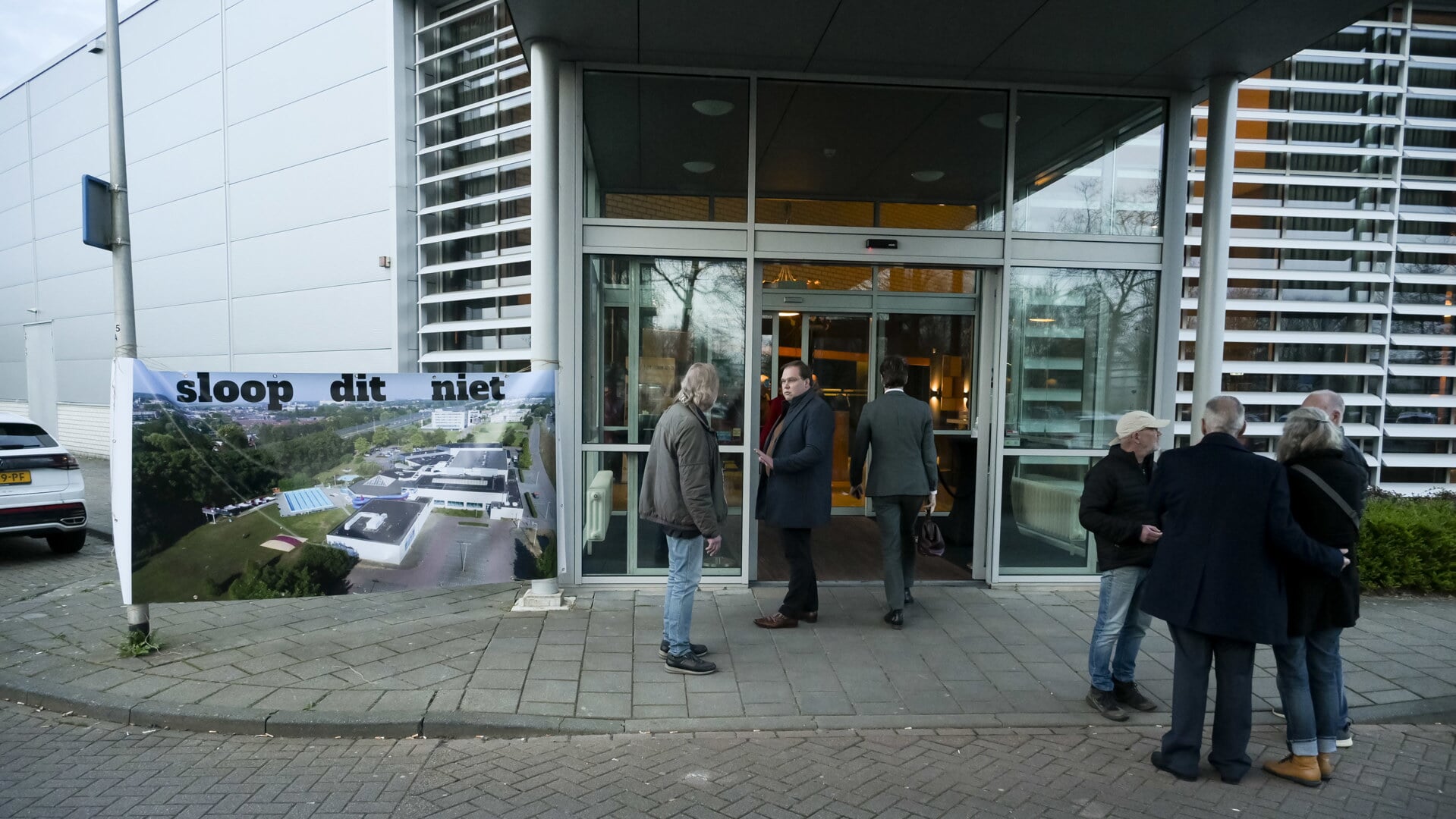 Bij partycentrum De Lockhorst werd voorafgaand aan de vergadering actie gevoerd tegen de sloop van het zwembad.