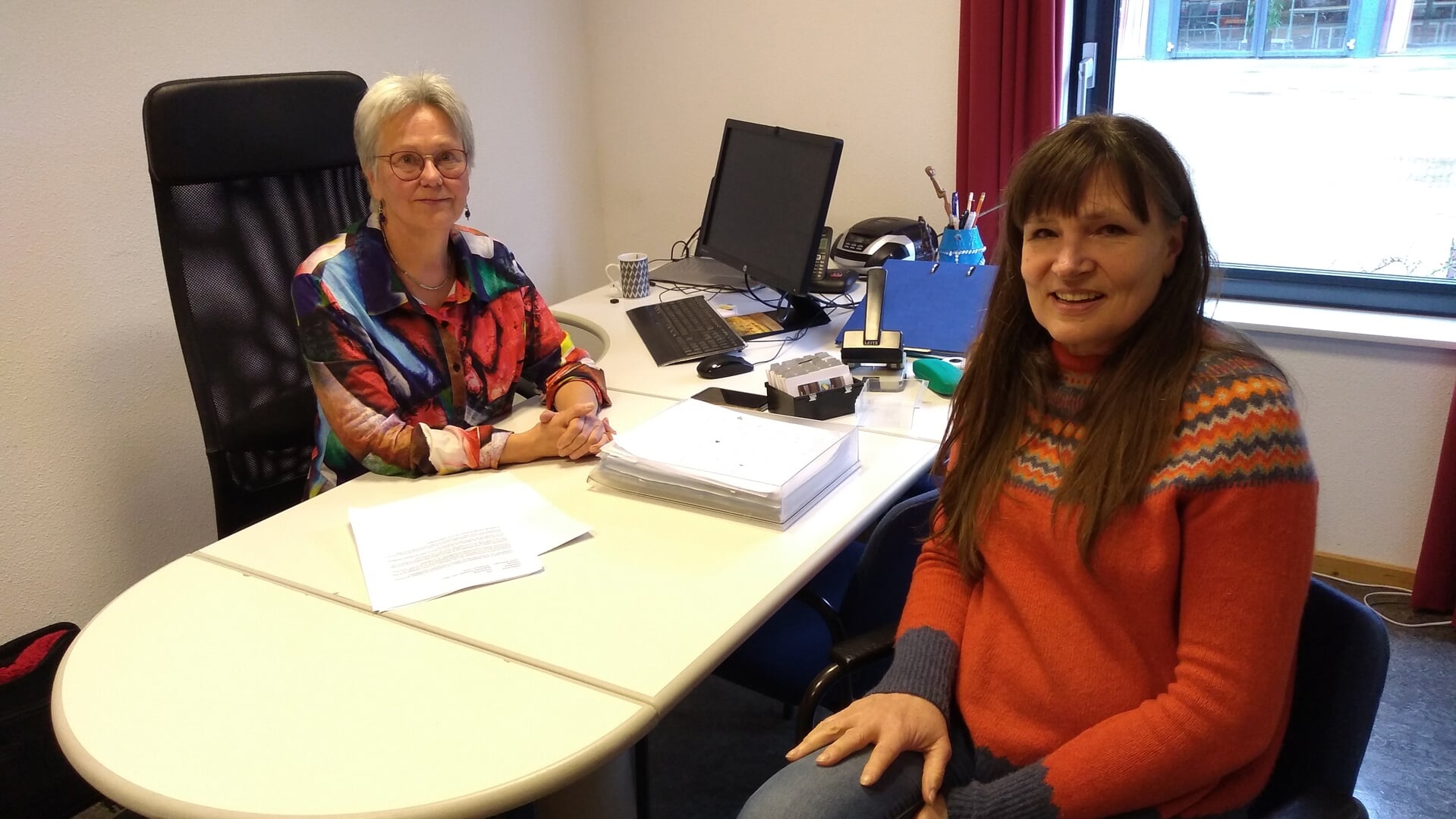 Anneke Doeven (links) neemt afscheid, Sabine Hilckmann volgt haar op als coördinator van VWSB.