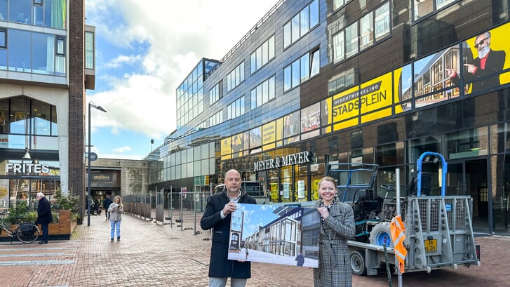 Wethouder Floor Gordon en Jacques Boelee bij Townhouse aan het Stadsplein.