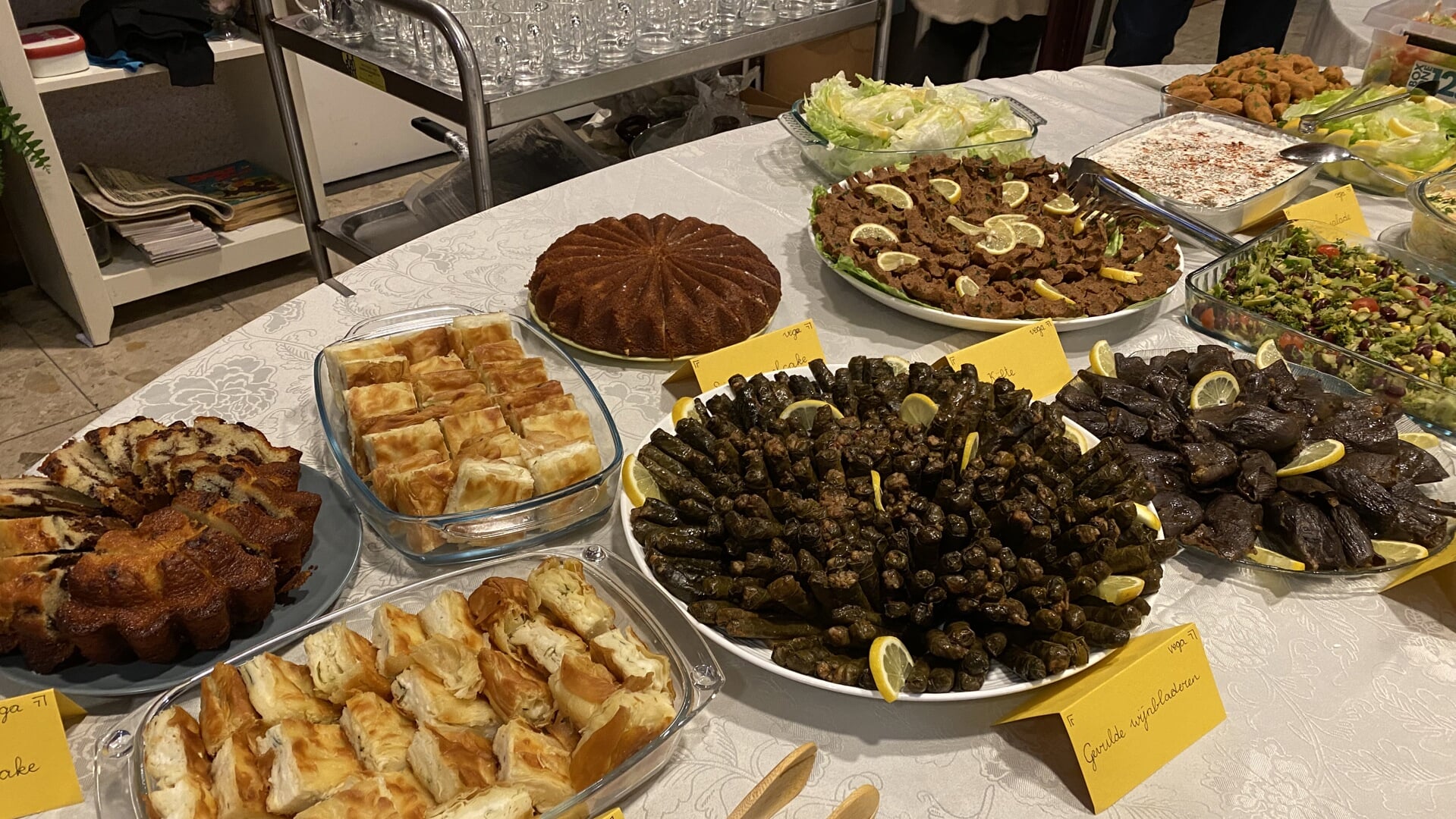 Tijdens de gezamenlijke Iftar stond de tafel vol zelfgemaakte Turkse lekkernijen.