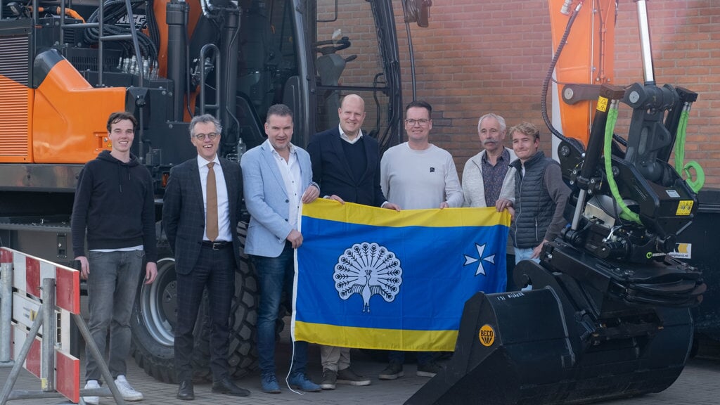 Burgemeester Hans van Daalen van Ermelo onthult eerste elektrische graafmachine van Fa. Kamphorst.