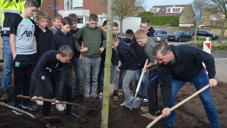 Wethouder Jeroen Brouwer plant samen met de kinderen een boom